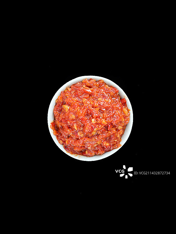 黑色背景上一碟子辣椒酱的特写图片素材