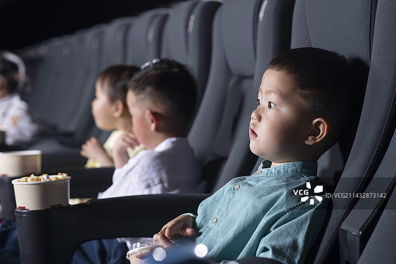 孩子们在电影院看电影图片素材