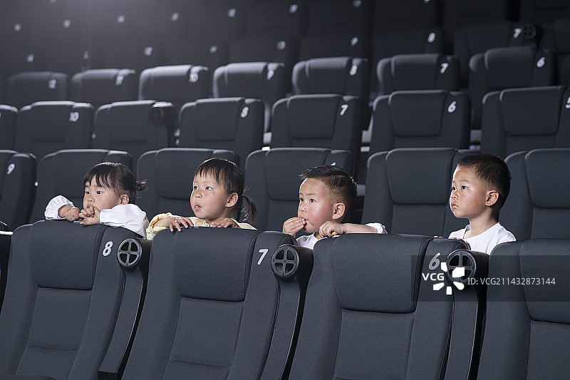 在电影院看电影的儿童图片素材