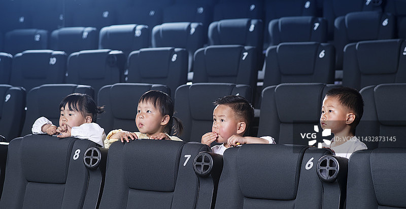 男孩女孩在电影院看电影图片素材