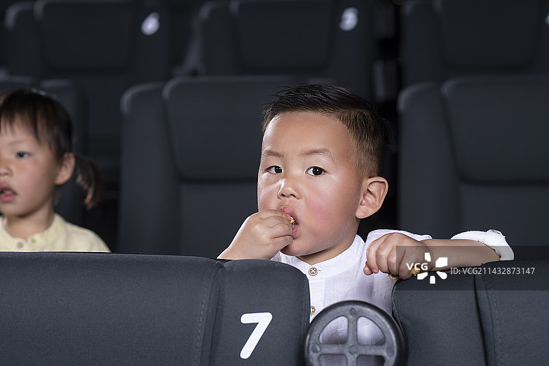 小男孩在电影院看电影图片素材