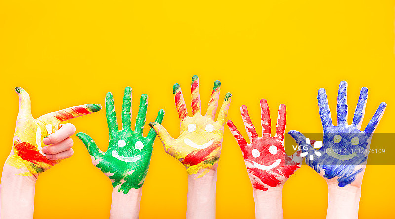 欢呼喝彩概念彩色五颜六色涂满颜料的手图片素材