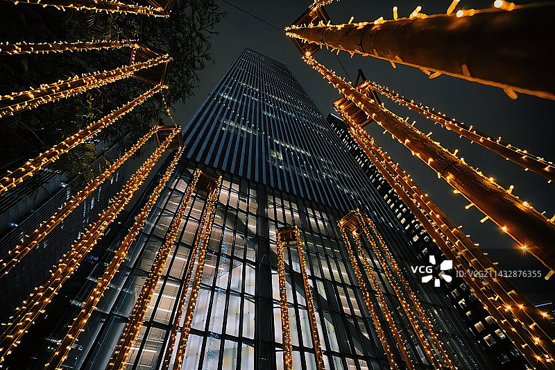 夜间照明建筑物的低角度视图图片素材
