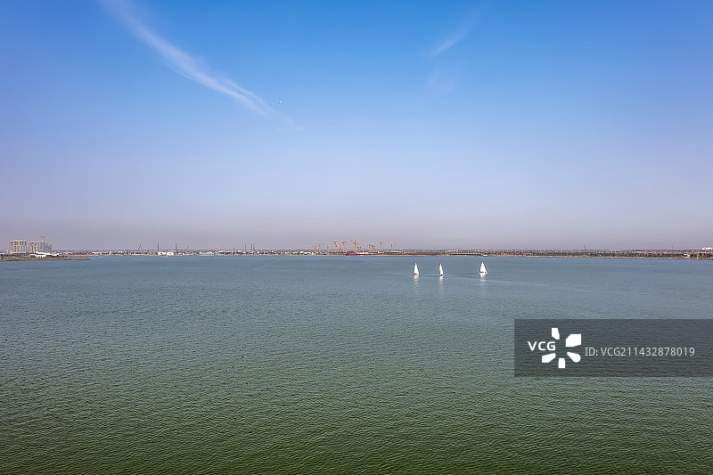 航拍视角下的滴水湖上点点帆船图片素材