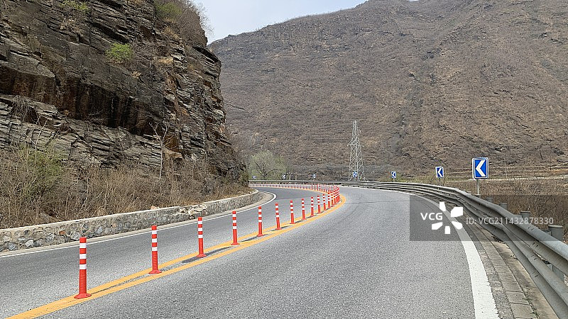 108国道复线转弯处防撞护栏图片素材