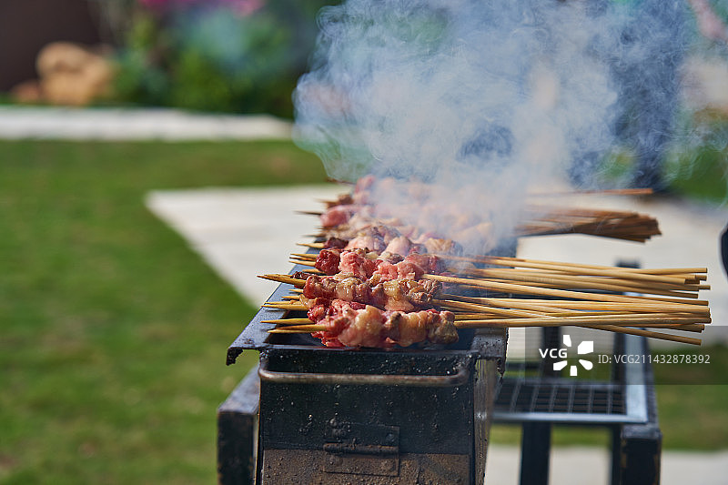 烧烤不一定要在晚上，也可以在白天的露营地图片素材
