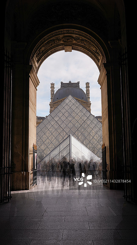 法国卢浮宫对称重叠的两座金字塔图片素材