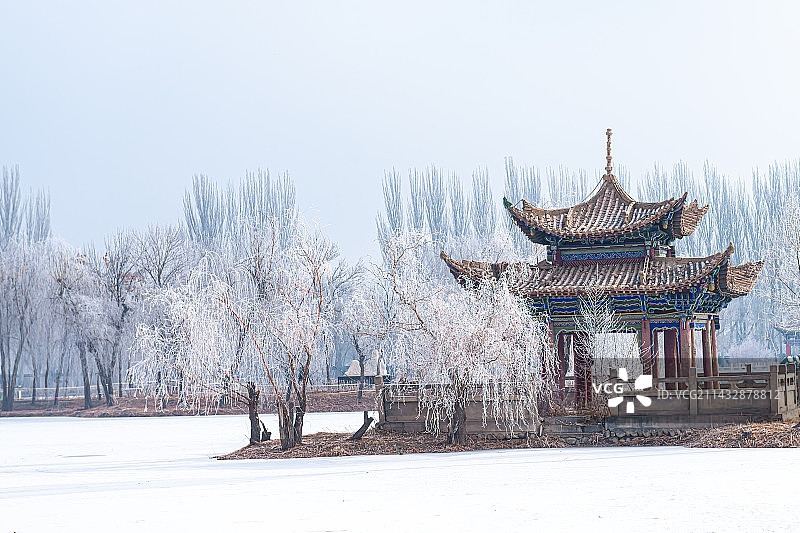 结冰湖泊中小岛古亭图片素材