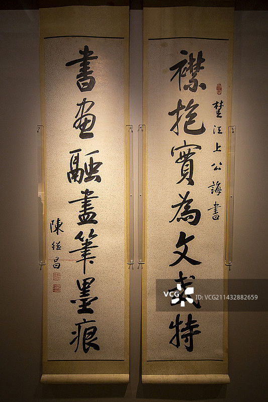 陈继昌行书七言联[清，北京市文物交流中心藏；陈继昌，桂林临桂人，字哲臣，号莲史。清嘉庆二十五年状元]图片素材