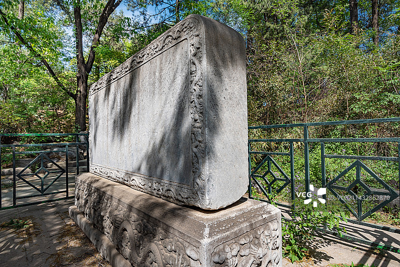 北京大学未名湖南岸乾隆诗碑图片素材