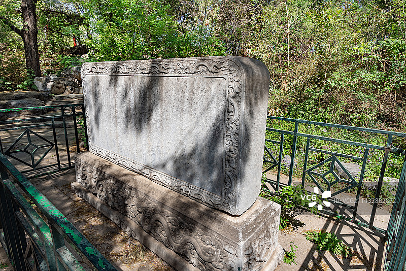 北京大学未名湖南岸乾隆诗碑图片素材