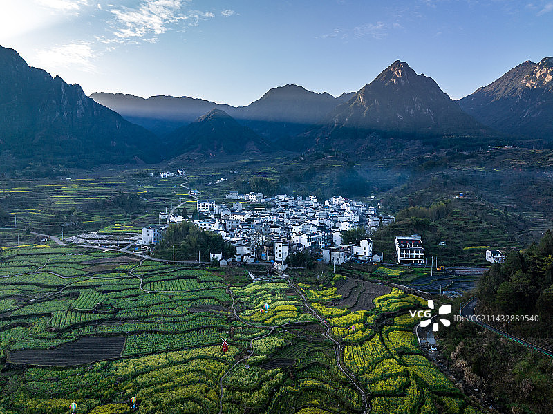 安徽省宣城市绩溪县家朋乡梅干岭乡村田园风光图片素材