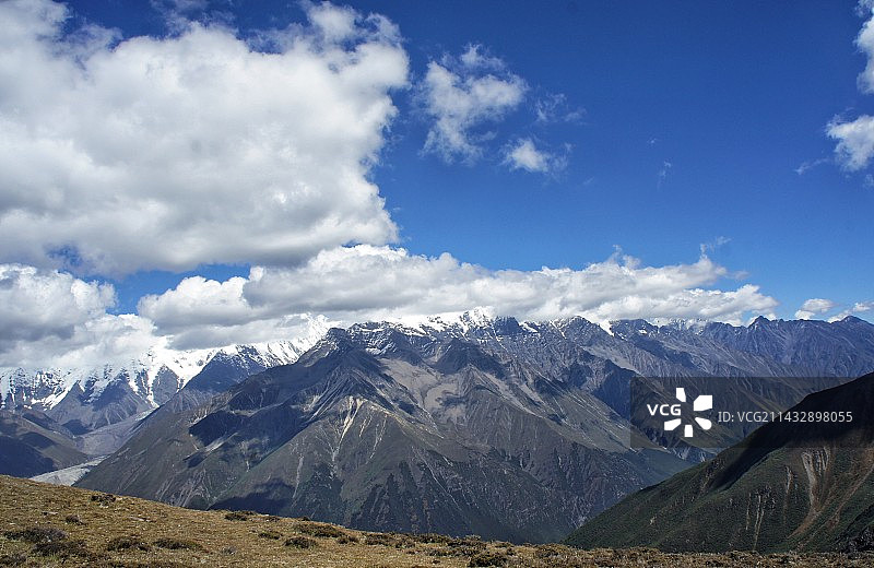 云下的贡嘎雪山图片素材