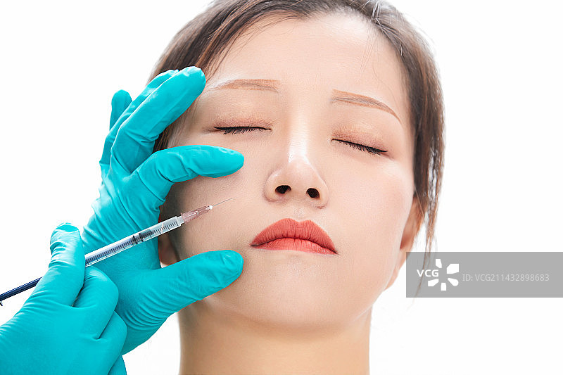 做面部注射整形的亚洲女士图片素材