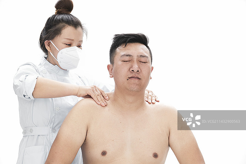 专业按摩师为男子进行身体按摩图片素材