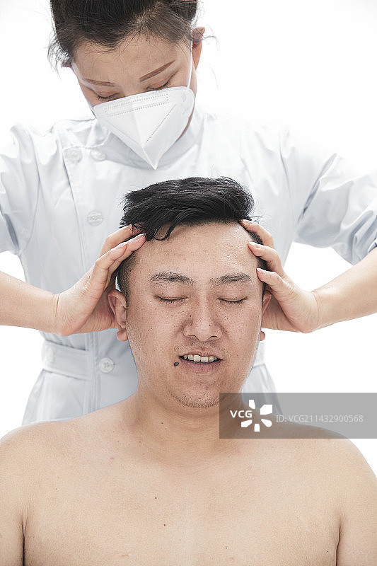 专业按摩师为男子进行身体按摩图片素材