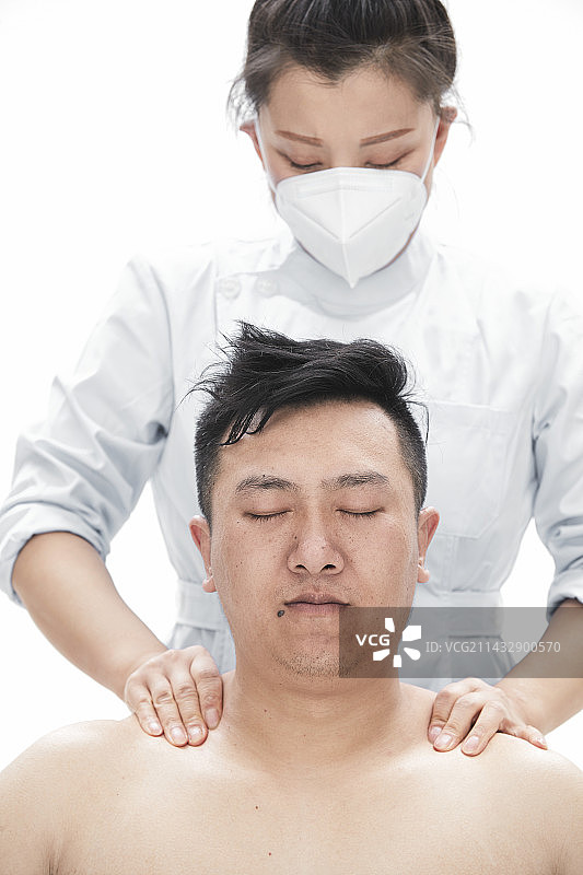 专业按摩师为男子进行身体按摩图片素材