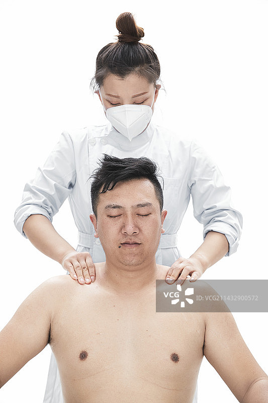 专业按摩师为男子进行身体按摩图片素材