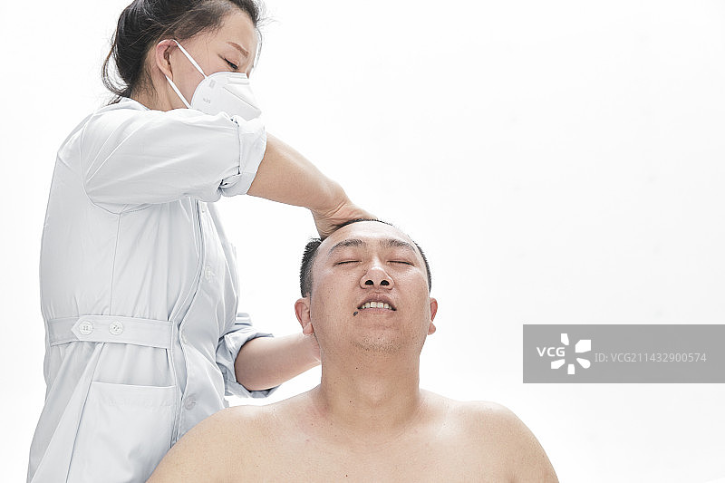 专业按摩师为男子进行身体按摩图片素材