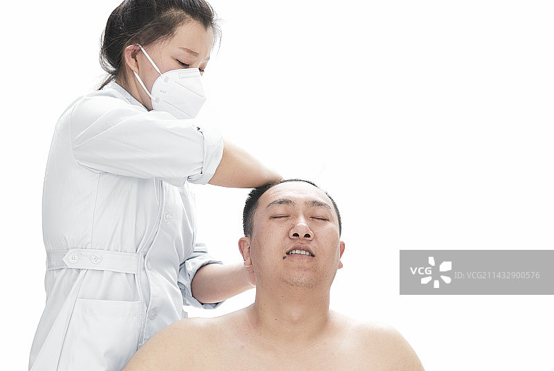 专业按摩师为男子进行身体按摩图片素材