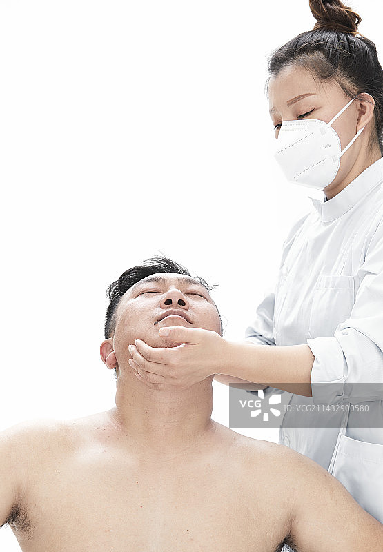 专业按摩师为男子进行身体按摩图片素材