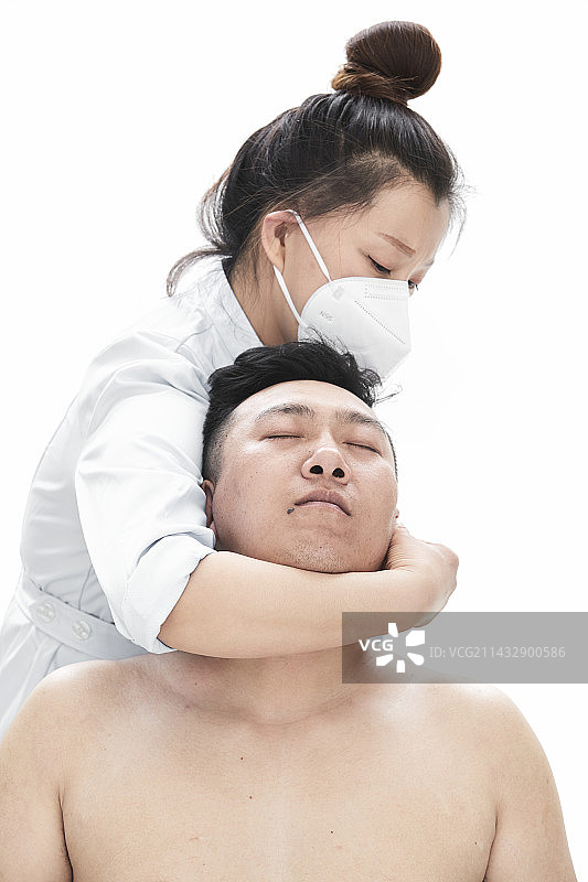 专业按摩师为男子进行身体按摩图片素材