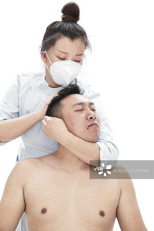 专业按摩师为男子进行身体按摩图片素材