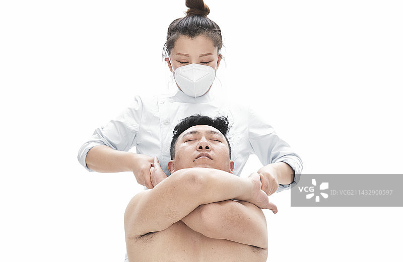 专业按摩师为男子进行身体按摩图片素材