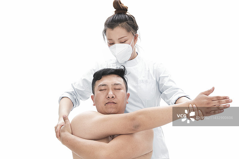 专业按摩师为男子进行身体按摩图片素材