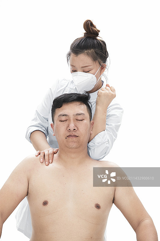 专业按摩师为男子进行身体按摩图片素材