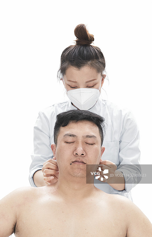 专业按摩师为男子进行身体按摩图片素材