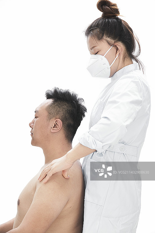 专业按摩师为男子进行身体按摩图片素材