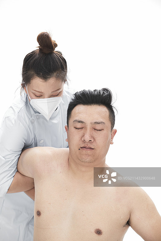 专业按摩师为男子进行身体按摩图片素材