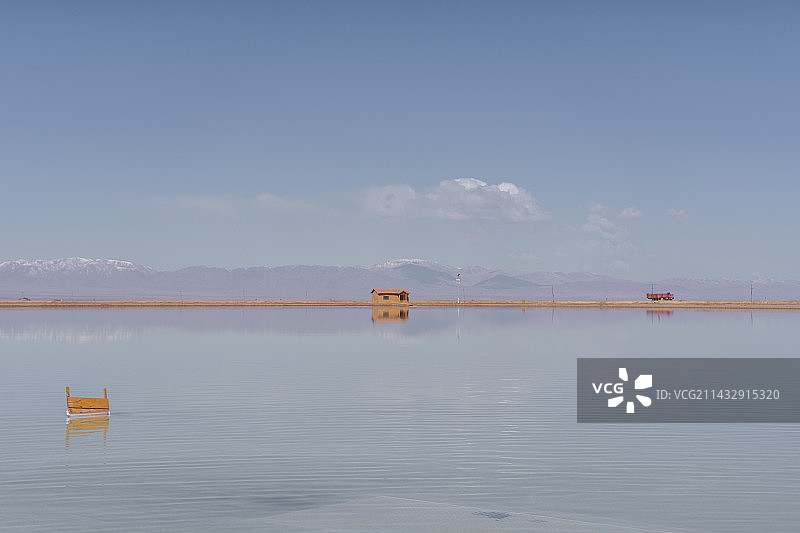 青海茶卡盐湖留白湖山图图片素材