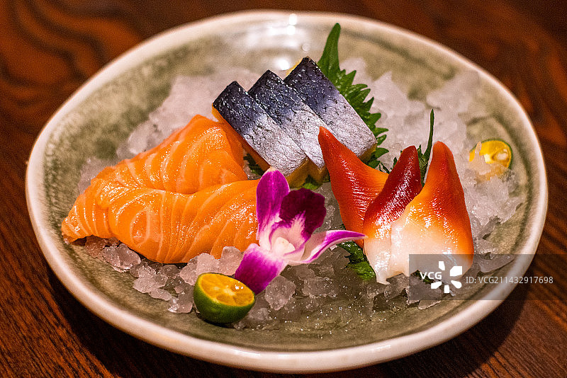 日料三文鱼刺身拼盘特写图片素材