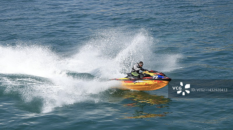 迎风破浪！图片素材
