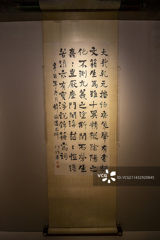 何绍基行书节临道因碑轴[清，北京市文物交流中心藏。何绍基，字子贞，号东洲，清道光十六年进士]图片素材