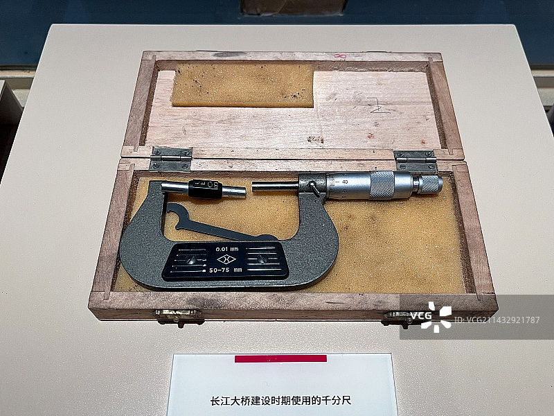 南京渡江胜利纪念馆，南京长江大桥建设，千分尺图片素材