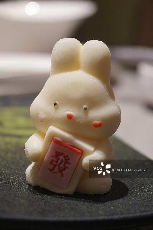 玉兔招财造型甜品蛋糕巧克力图片素材