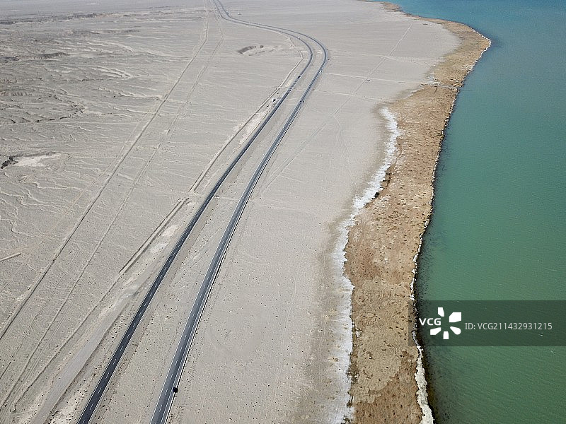 小柴旦湖边的平行公路图片素材