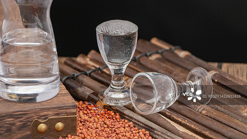 白酒酱香酒倒酒酒花图片素材