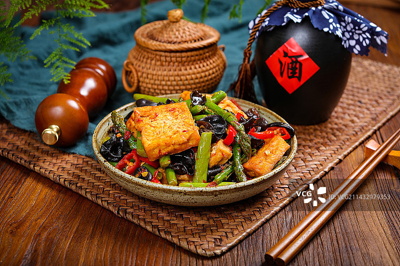 特色农家菜芦笋木耳炒煎豆腐图片素材