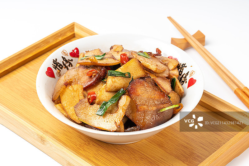 美味下酒菜小炒腊肉春笋白底图片素材