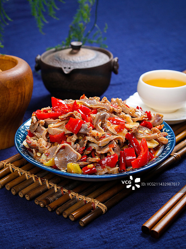 酸辣美味特色菜泡椒炒鸡胗图片素材