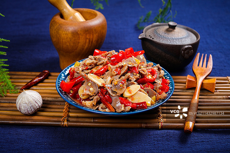 酸辣美味下酒菜红辣椒炒鸡杂鸡胗图片素材