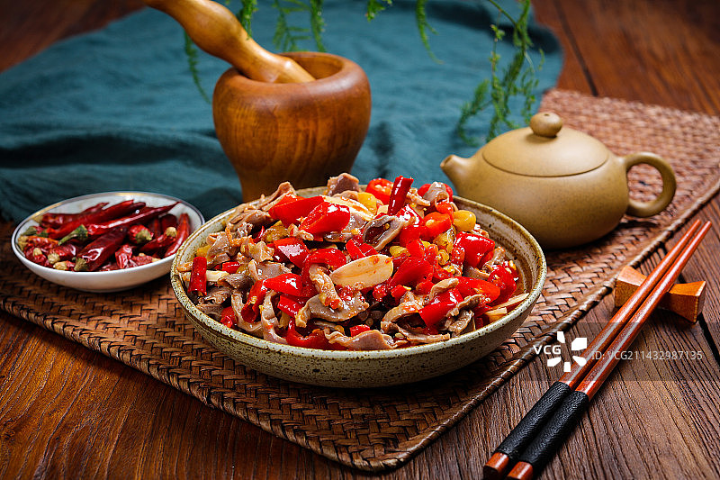 酸辣美味下酒菜红辣椒炒鸡杂鸡胗图片素材