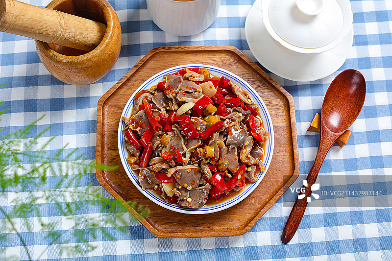 酸辣美味下酒菜红辣椒炒鸡杂鸡胗图片素材