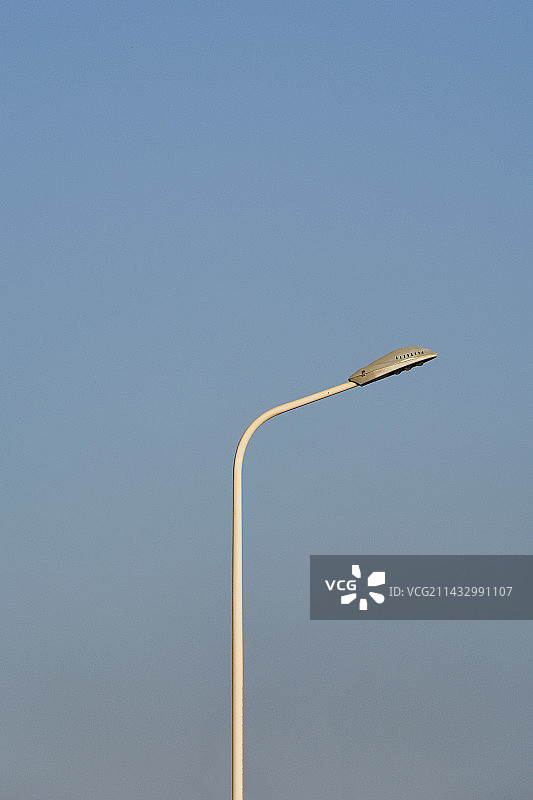 蓝天下街灯的低角度视角图片素材