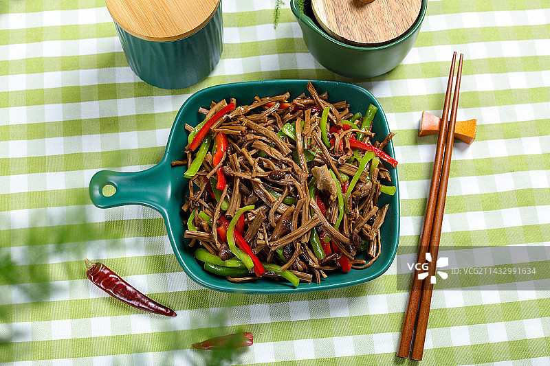 特色美食炒菌菇辣椒炒茶树菇图片素材