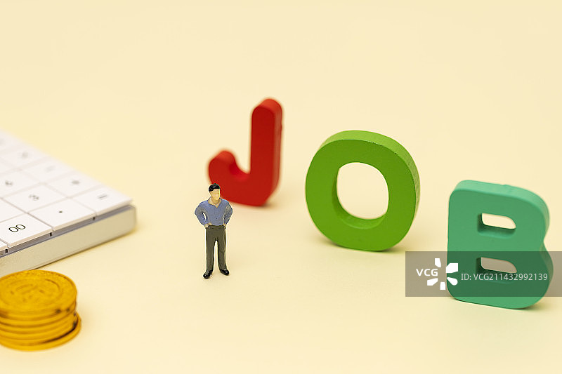 工作入职微缩创意黄色背景图片素材